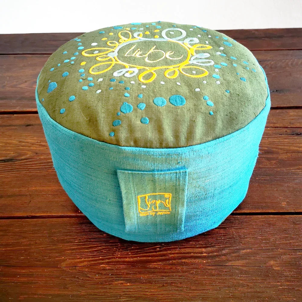 Exklusives MediKissen Bauernleinen Liebe Ornament – handgefertigtes Yogakissen, jetzt sicher im SignShop Tirol erwerben