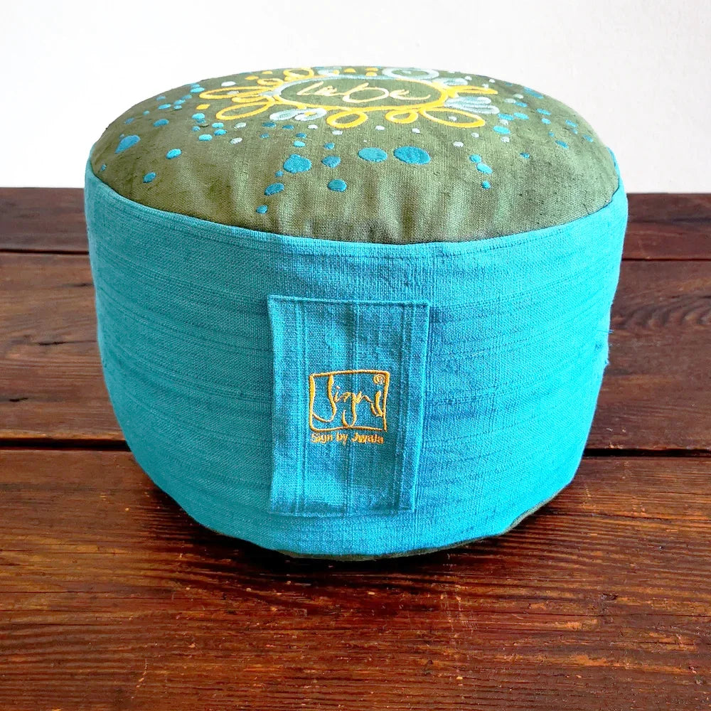 Hochwertiges MediKissen Bauernleinen Liebe Ornament – ergonomisches Kissen für Yoga und Meditation, sicher im SignShop Tirol kaufen