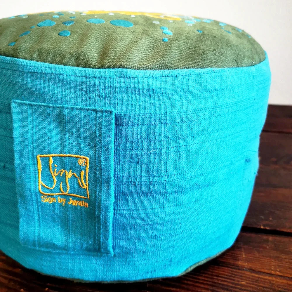 Premium MediKissen Liebe Ornament aus Bauernleinen – ergonomisches Meditationskissen, jetzt sicher im SignShop Tirol erwerben