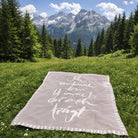 Exklusive Kuscheldecke mit Spruch „Ich vertraue dem Himmel, der mich trägt“ – Premium Wohlfühl-Decke, limitierte Edition, sicher im SignShop Tirol online kaufen