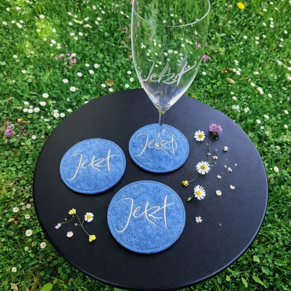 Exklusiver Designer Glasuntersetzer „Jetzt“ in Hellblau aus dem SignShop Tirol – luxuriöses Wohnaccessoire und besonderes Geschenk für stilbewusste Genießer und Genießerinnen