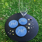 Exklusiver Designer Glasuntersetzer „Jetzt“ in Hellblau aus dem SignShop Tirol – luxuriöses Wohnaccessoire und besonderes Geschenk für stilbewusste Genießer und Genießerinnen