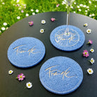 Exklusiver Designer Glasuntersetzer „Freude“ in Hellblau aus Wollwalk im SignShop Tirol – luxuriöses Wohnaccessoire und besonderes Geschenk für stilbewusste Genießer und Genießerinnen