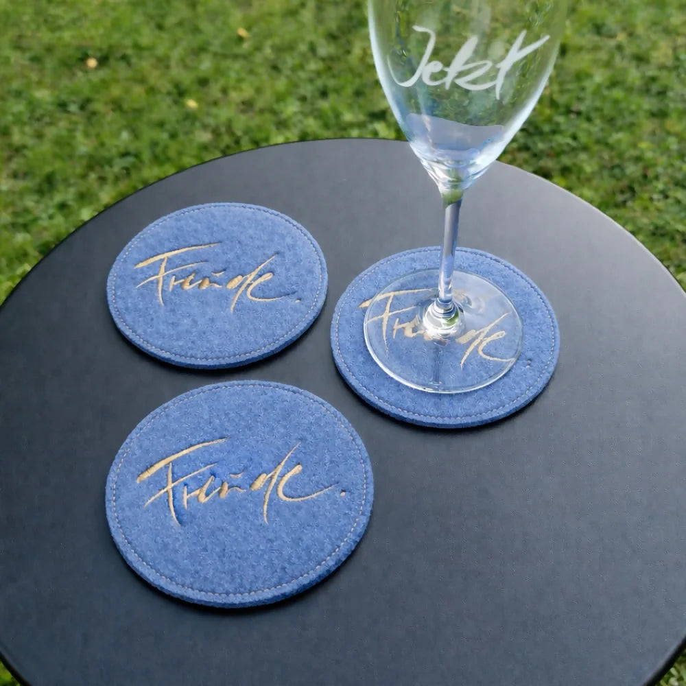 Hochwertiger Luxus Untersetzer „Freude“ in Hellblau aus Wollwalk im SignShop Tirol – einzigartiges Tischaccessoire zum Verschenken für anspruchsvolle Wohnkultur