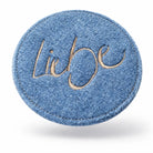 Hochwertiger Luxus Untersetzer „Liebe“ in Hellblau aus Wollwalk im SignShop Tirol – einzigartiges, handgefertigtes Tischaccessoire für anspruchsvolle Wohnkultur und Geschenkideen für die Hochzeit