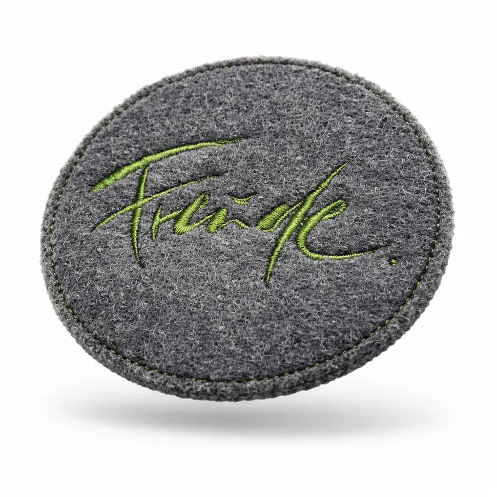 Handgemachter Glasuntersetzer „Jetzt“ aus Tiroler Wollwalk – SignShop Tirol, achtsam bestickt für mehr Präsenz im Alltag