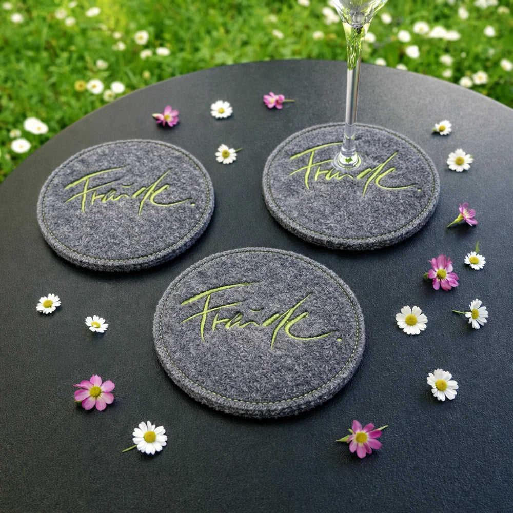 Limitierter Wollwalk-Untersetzer „Jetzt“ in Grau – liebevolles Wohnaccessoire für Gläser und Tassen aus der Claudiaschlössl-Manufaktur, SignShop Tirol