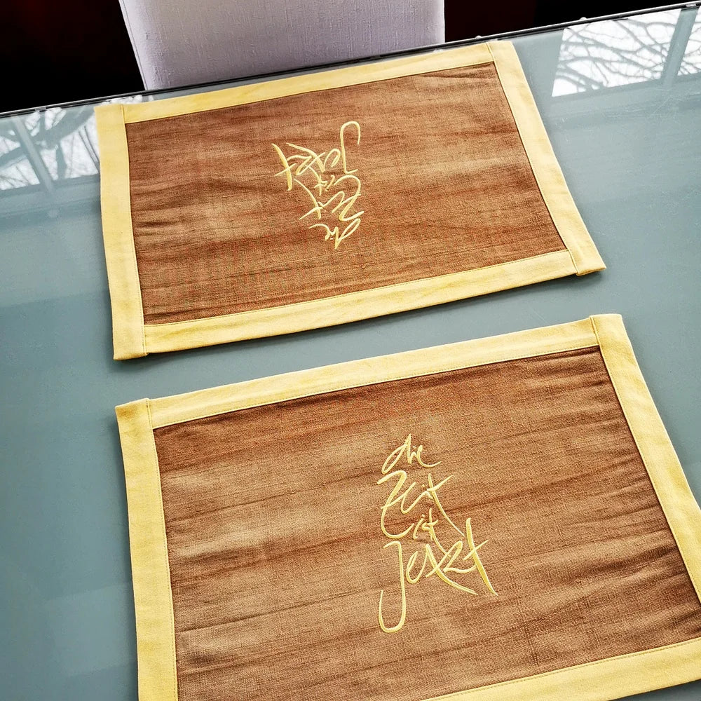 Handgefertigtes Tischset aus Bauernleinen mit Stickerei