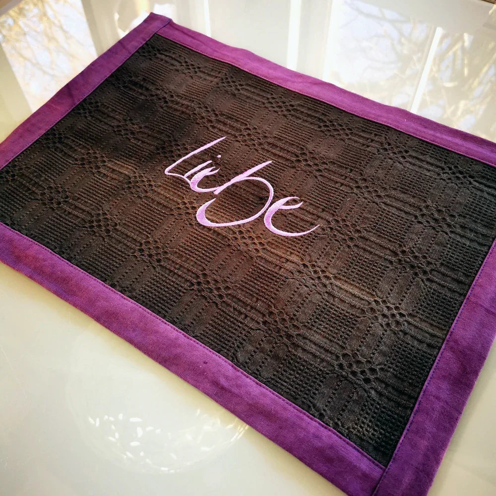 Spirituelles Tischset aus antikem Bauernleinen online kaufen – handgefertigte Tischwäsche mit Stickerei, sicher bestellen im SignShop Tirol