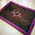 Spirituelles Tischset aus antikem Bauernleinen online kaufen – handgefertigte Tischwäsche mit Stickerei, sicher bestellen im SignShop Tirol