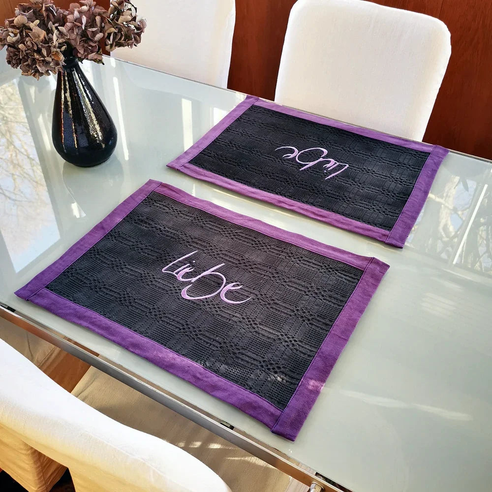 Premium Tischset Liebe aus Bauernleinen – exklusive Handarbeit mit spiritueller Stickerei, jetzt sicher im SignShop Tirol erwerben