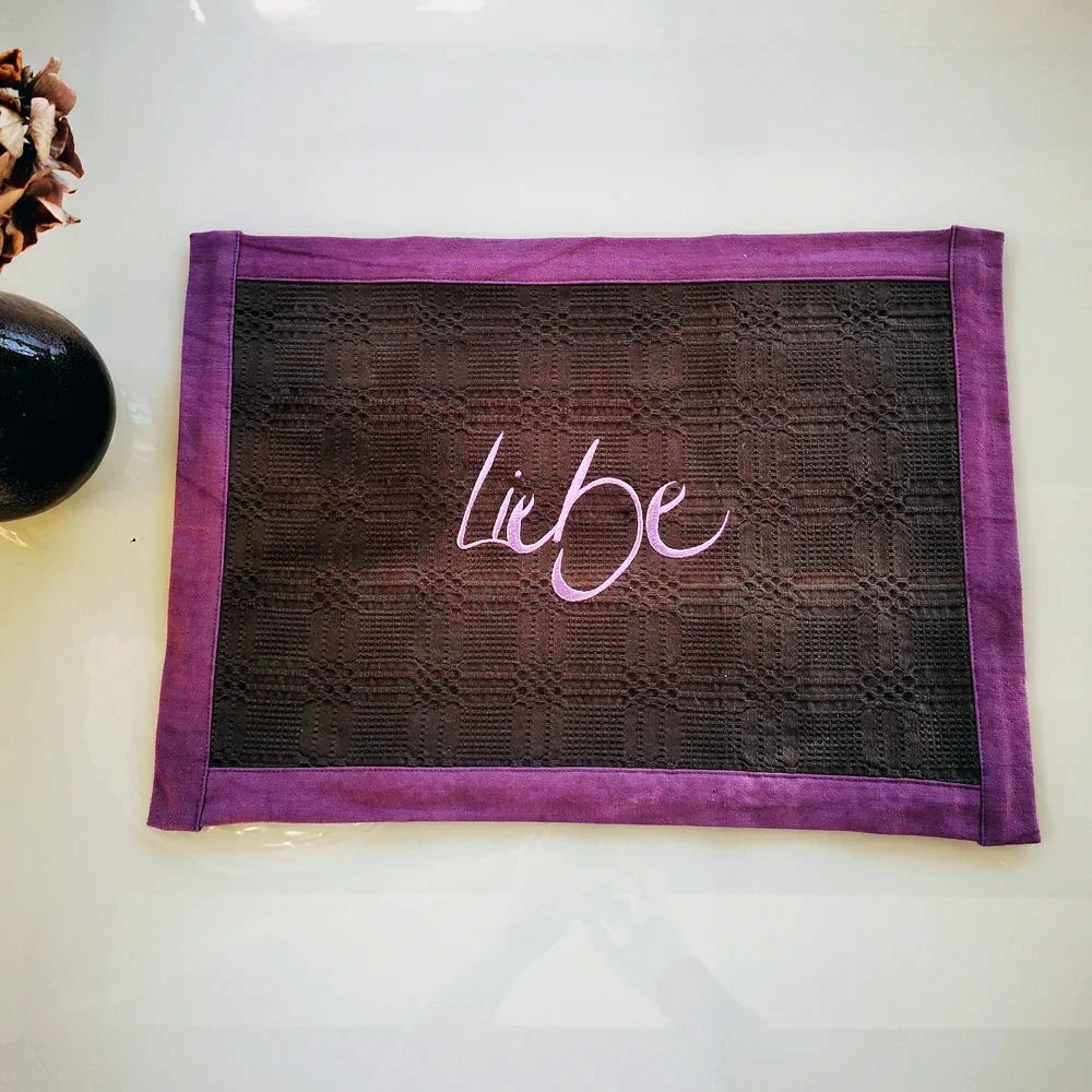 Handgefertigtes Tischset aus antikem Bauernleinen mit Stickerei – spirituelle Tischwäsche, sichere Online-Bestellung im SignShop Tirol