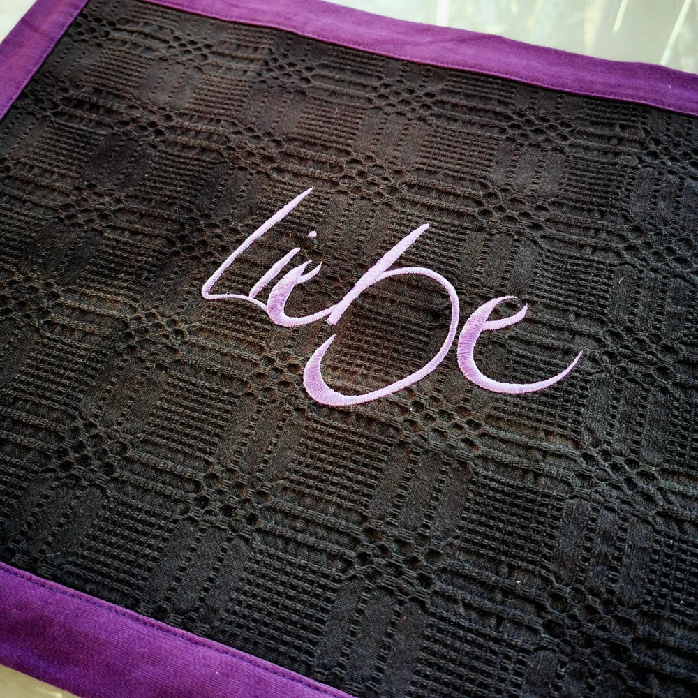 Tischset Liebe aus antikem Bauernleinen – spirituelle Handarbeit mit Stickerei, jetzt sicher im SignShop Tirol kaufen