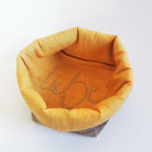 Natur Brotkorb „Liebe“ Gelb – Sign by Jwala®, nachhaltige Handarbeit aus Tirol, exklusives Küchenaccessoire, Unikat