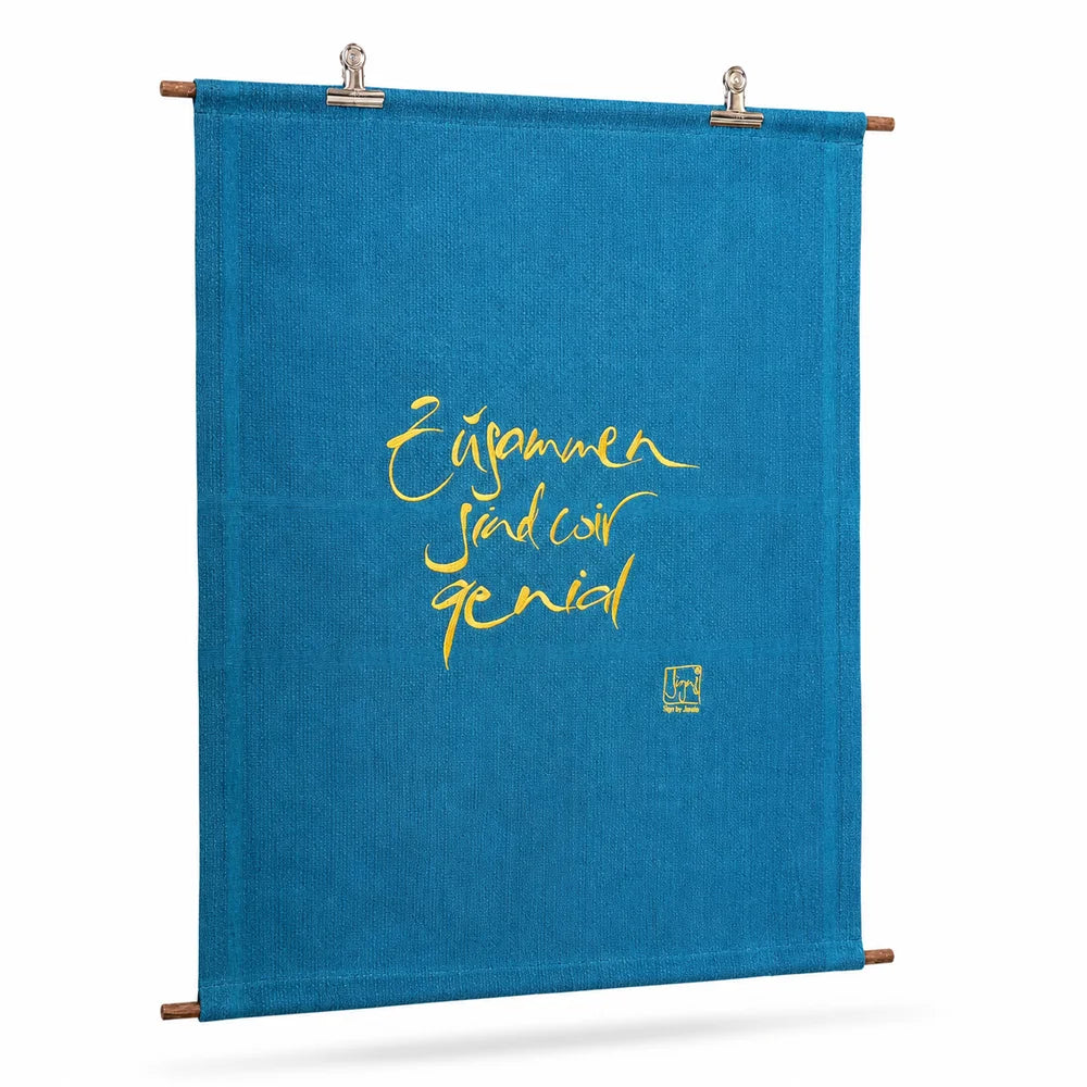 Luxus Wandteppich „Zusammen sind wir genial“ Sonnengelb – Sign by Jwala®, exklusive Deko, Einzelstück aus Tirol, Premium-Qualität für inspirierende Wohnräume