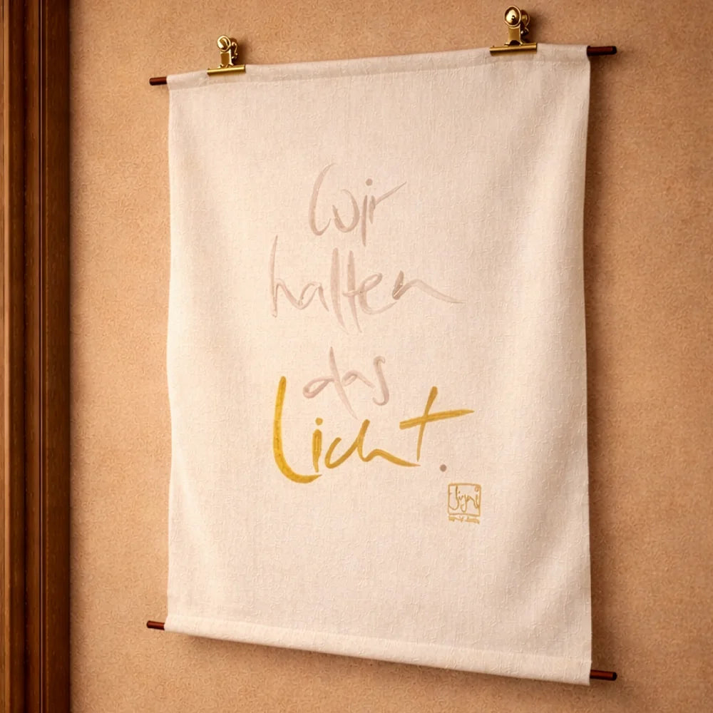 Premium Wandteppich „Wir halten das Licht“ – Sign by Jwala® Original, hochwertige Handarbeit, einzigartiges Unikat aus Tirol, exklusives Wohnaccessoire