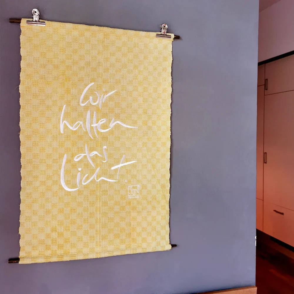 Premium Haussegen „Wir halten das Licht“ – inspirierender Segensspruch für Zuhause, jetzt sicher im SignShop Tirol erwerben