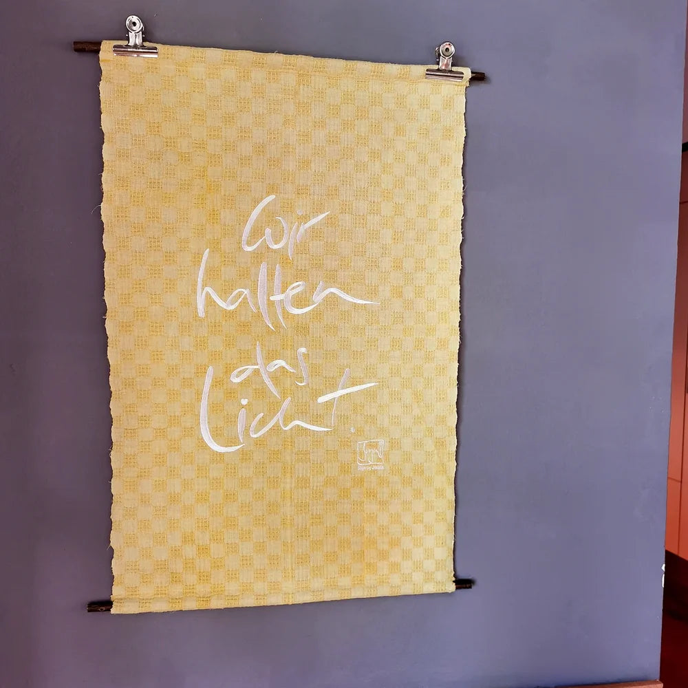 Sign-Haussegen „Wir halten das Licht“ – liebevoll gestalteter Wandschmuck, sichere Bestellung im SignShop Tirol