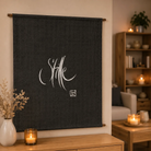 Haussegen Stille – Exklusiver Wandschmuck aus dunkelgrauem Bauernleinen online kaufen | SignShop Tirol