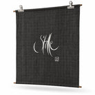 Handgefertigter Haussegen Stille – Limitierter Wandschmuck aus Bauernleinen in Dunkelgrau online kaufen | SignShop Tirol