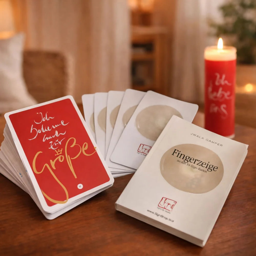Set aus 54 SignKarten und Buch „Fingerzeige“ von Jwala Gamper aus dem SignShop Tirol – inspirierende Karten mit vertiefenden Botschaften und einer Kerze im Hintergrund für Achtsamkeit, neue Perspektiven und Herzensweisheit