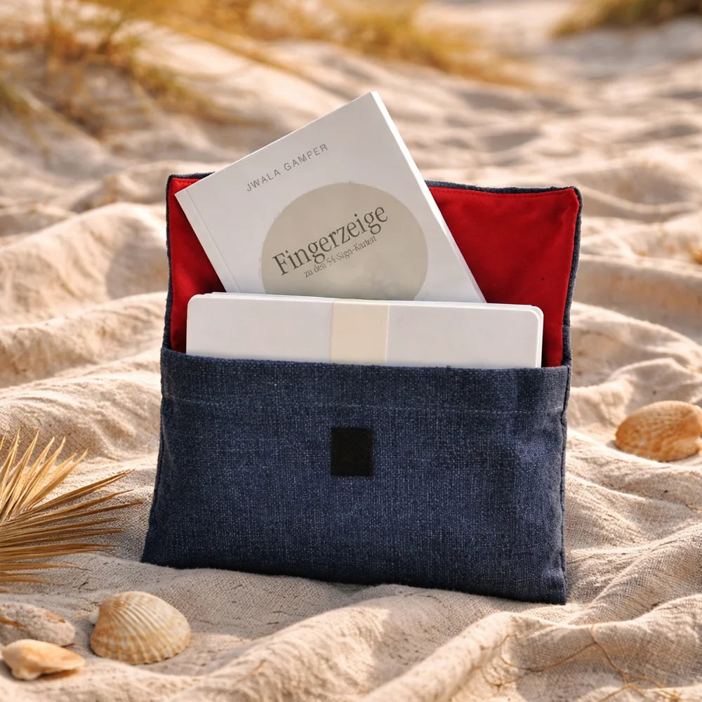 Handgefärbtes SignKarten-Set „Fingerzeige“ mit Bauernleinen-Tasche Blau/Batik und rotem Futter – Premium Karten, jetzt sicher im SignShop Tirol erwerben