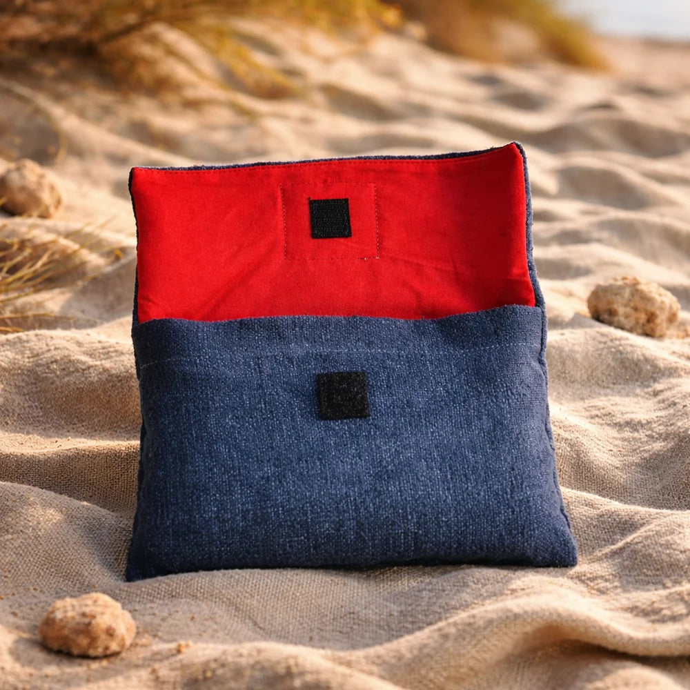 SignKarten-Set „Fingerzeige“ mit handgefärbter Bauernleinen-Tasche Blau/Batik, rotes Futter – hochwertiges Kartenset, sicher im SignShop Tirol kaufen