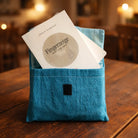 Inspirierendes Karten-Set mit 54 Sign-Karten & Buch „Fingerzeige“ von Jwala Gamper – liebevoll verpackt in handgefertigter Bauernleinen-Tasche, jetzt im SignShop Tirol entdecken