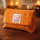 Spirituelles Karten-Set „Fingerzeige“ mit Waffelstruktur, stilvoll verpackt in einer hochwertigen Bauernleinen-Tasche – jetzt im SignShop Tirol entdecken