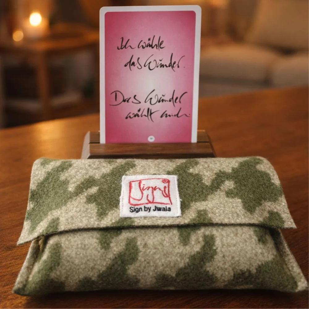 Orakelkarten-Set „Fingerzeige“ im Hahnentritt Grün – Spirituelle Karten für neue Perspektiven in exklusiver Bauernleinen-Tasche handgemacht online im SignShop Tirol bestellen