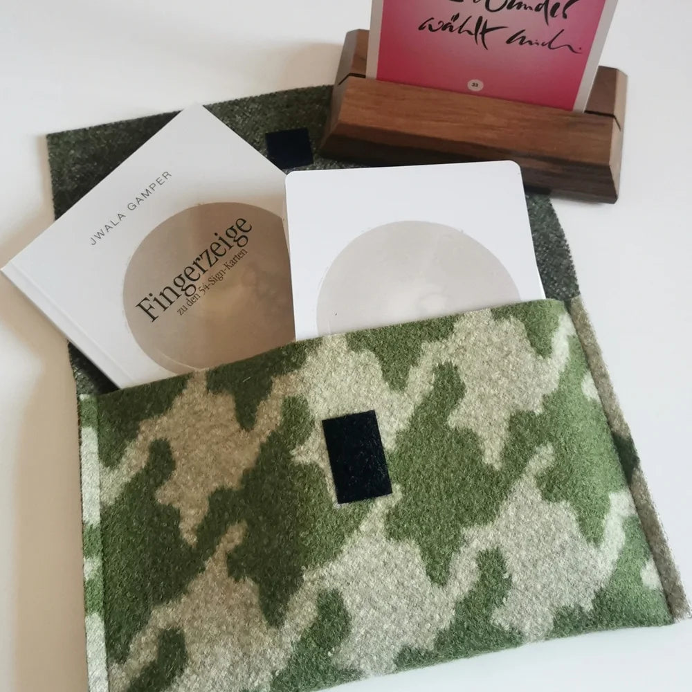 Inspirierendes Orakelkarten-Set „Fingerzeige“ im Hahnentritt Grün – Lebensfreude und Achtsamkeit in hochwertiger, handgefertigter Bauernleinen-Tasche aus dem SignShop Tirol kaufen