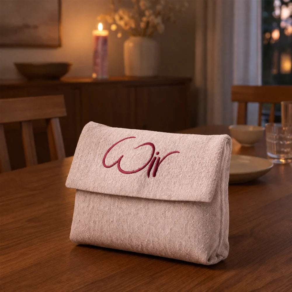 Exklusives WIR-Karten-Set mit Bauernleinen-Tasche Zartrosa, Stickerei Beere und weißem Futter – jetzt sicher im SignShop Tirol kaufen