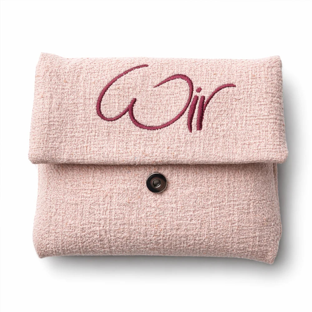 WIR-Karten-Set limitiert mit Bauernleinen-Tasche Zartrosa, Stickerei Beere, Futter Weiß – Premium Geschenkset, sicher online im SignShop Tirol bestellen