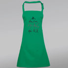 Grüne Kochschürze mit dem inspirierenden Jwala® Sign „Ich bin ein Meister, der übt“ – personalisierte Latzschürze online kaufen auf SignShop.tirol.