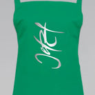 Grüne Latzschürze bedruckt mit dem silberfarbenen Jwala® Sign „Jetzt“ in moderner, dynamischer Kalligrafie-Schrift – gestaltet von SignShop.tirol.