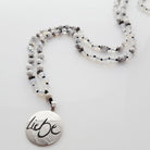 Spirituelle Mala-Kette Liebe – Mondstein & Howlith für Selbstliebe & Balance im Onlineshop sichern
