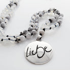 Weiße Mala-Kette mit Liebe-Medaillon – Mondstein & Howlith, Unikat für Selbstliebe im Onlineshop kaufen
