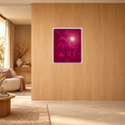 Ausdrucksstarkes Poster hinter Acrylglas mit der pinkfarbenen Affirmation Sign by jwala 100x120 cm „Ich bin ein Meister, der übt“ auf einem edlen, dunkel-violetten Hintergrund.