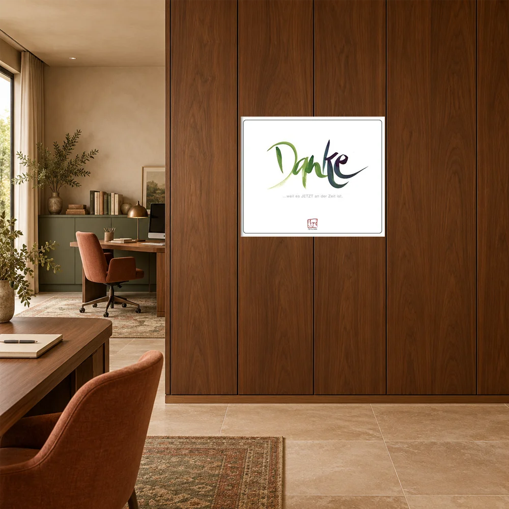 Weißes Kunstposter auf Alu-Dibond "gebürstet" mit geschwungener Kalligrafie Sign by Jwala „Danke“ im Querformat, inszeniert an einer edlen Holztrennwand im modernen Arbeitszimmer.