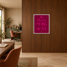 Ausdrucksstarkes Wandbild mit der pinkfarbenen Affirmation Sign by Jwala®️ „Ich bin ein Meister, der übt“ auf dunkel-violettem Grund an einer hochwertigen Holzwand.
