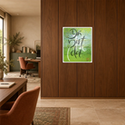 Naturverbundenes Kunstposter Sign by Jwala®️ auf Aluminium mit dem handgeschriebenen Spruch „Du bist da (da)“ vor einem abstrakten Waldmotiv im modernen Workspace.