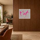 Modernes Wandbild auf Alu-Dibond "gebürstet" mit der pinkfarbenen Botschaft Sign by Jwala „Mut“ auf graubraunem Hintergrund, perfekt integriert in ein professionelles Büro-Raumdesign.
