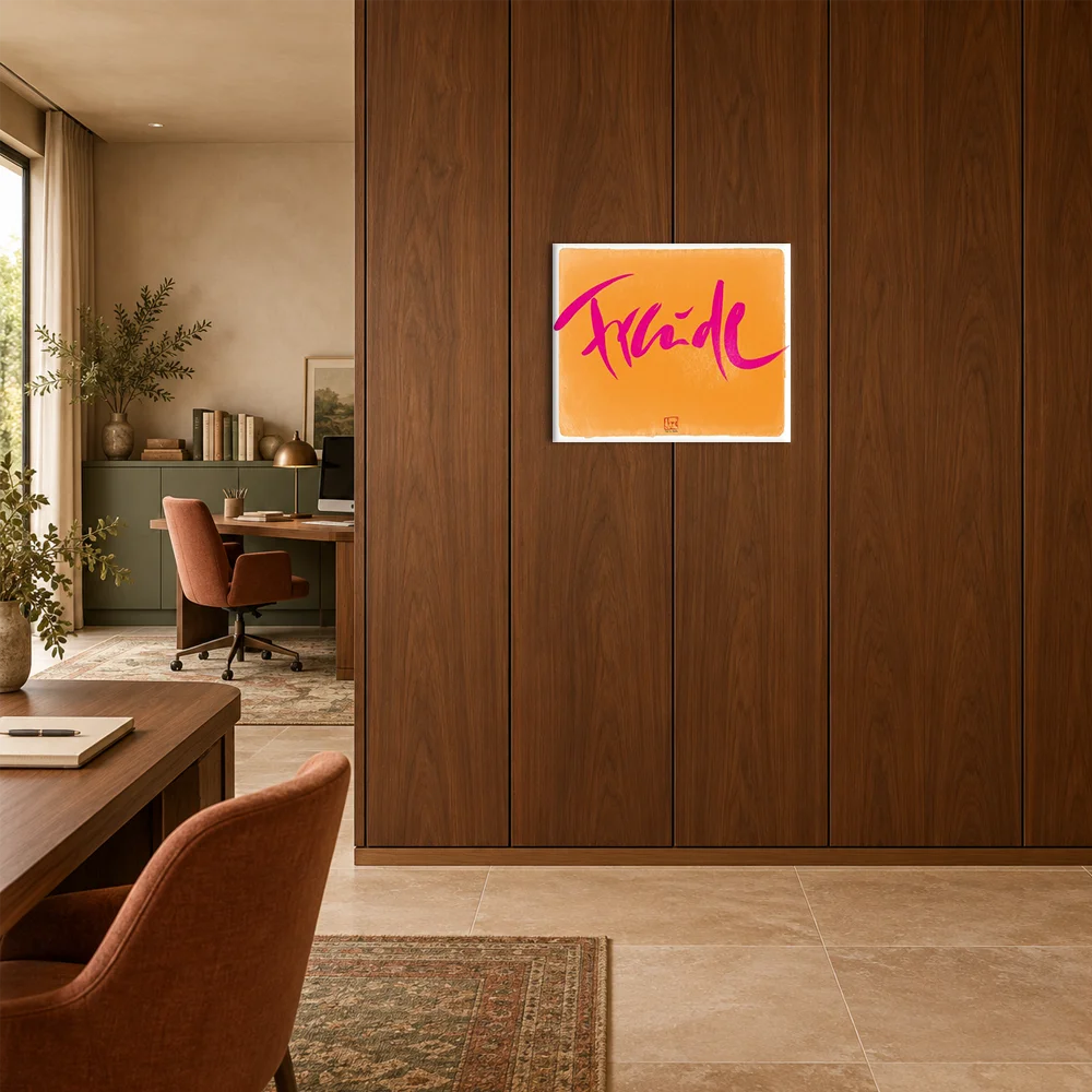 Nahaufnahme auf Alu-Dibond "gebürstet" des farbintensiven Wandbilds Sign by Jwala „Freude“ in Orange und Lila an einer dunklen Holzwand als inspirierender Blickfang im Büro.