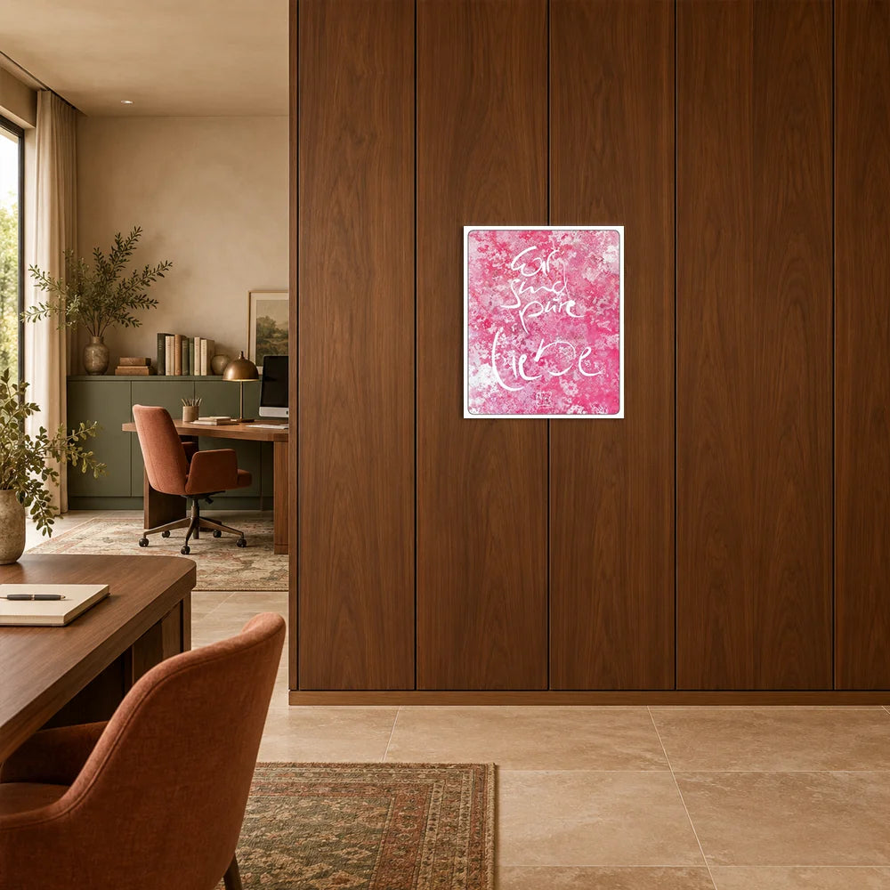 Großformatiges Kunstposter Sign by Jwala®️ „Wir sind pure Liebe“ in edler Metal-Optik, inszeniert als stilvoller Wandschmuck im professionell gestalteten Arbeitszimmer.