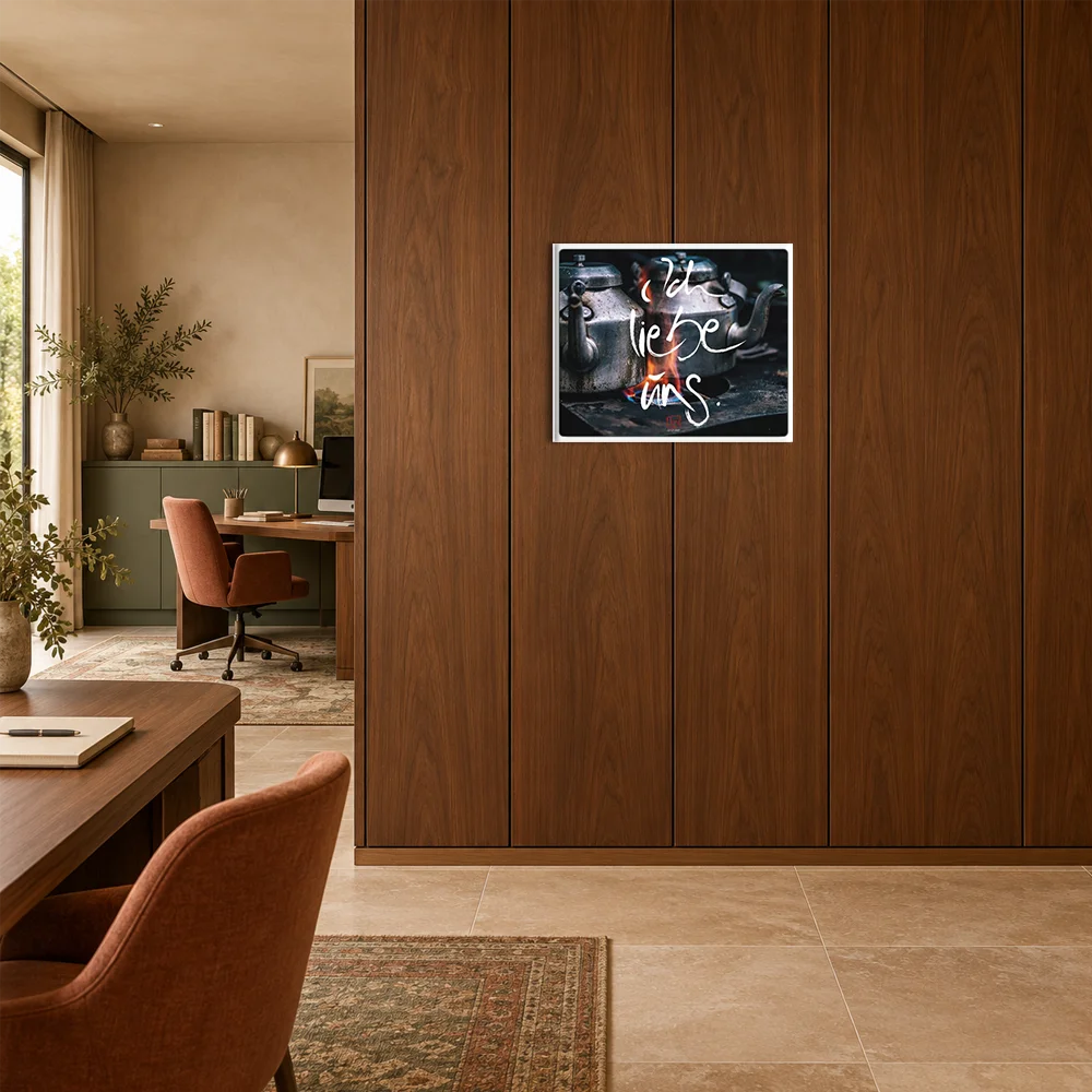 Nahaufnahme auf Alu-Dibond "gebürstet" des emotionalen Bildmotivs Sign by Jwala „Ich liebe uns“ mit rustikalem Kessel-Hintergrund als hochwertiger Fotodruck im modernen Office.