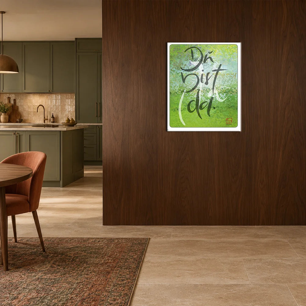 Naturverbundenes Forex-Poster mit dem handgeschriebenen Sign by Jwala 100x120  „Du bist da (da)“ vor einem abstrakten, frühlingsgrünen Waldmotiv.