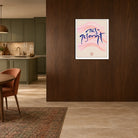 Elegantes Design-Poster mit dem tiefblauen Sign by Jwala 100x120 „ausgesorgt“ über sanft geschwungenen, pastellrosa Wellenlinien auf beigem Grund.