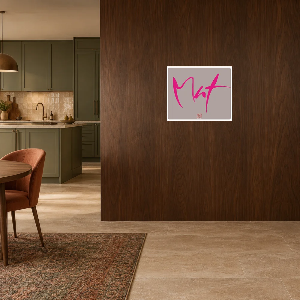 Modernes Wandbild 60x50 cm mit der pinkfarbenen Botschaft „Mut“ auf graubraunem Hintergrund, perfekt integriert in ein stilvolles Raumdesign.