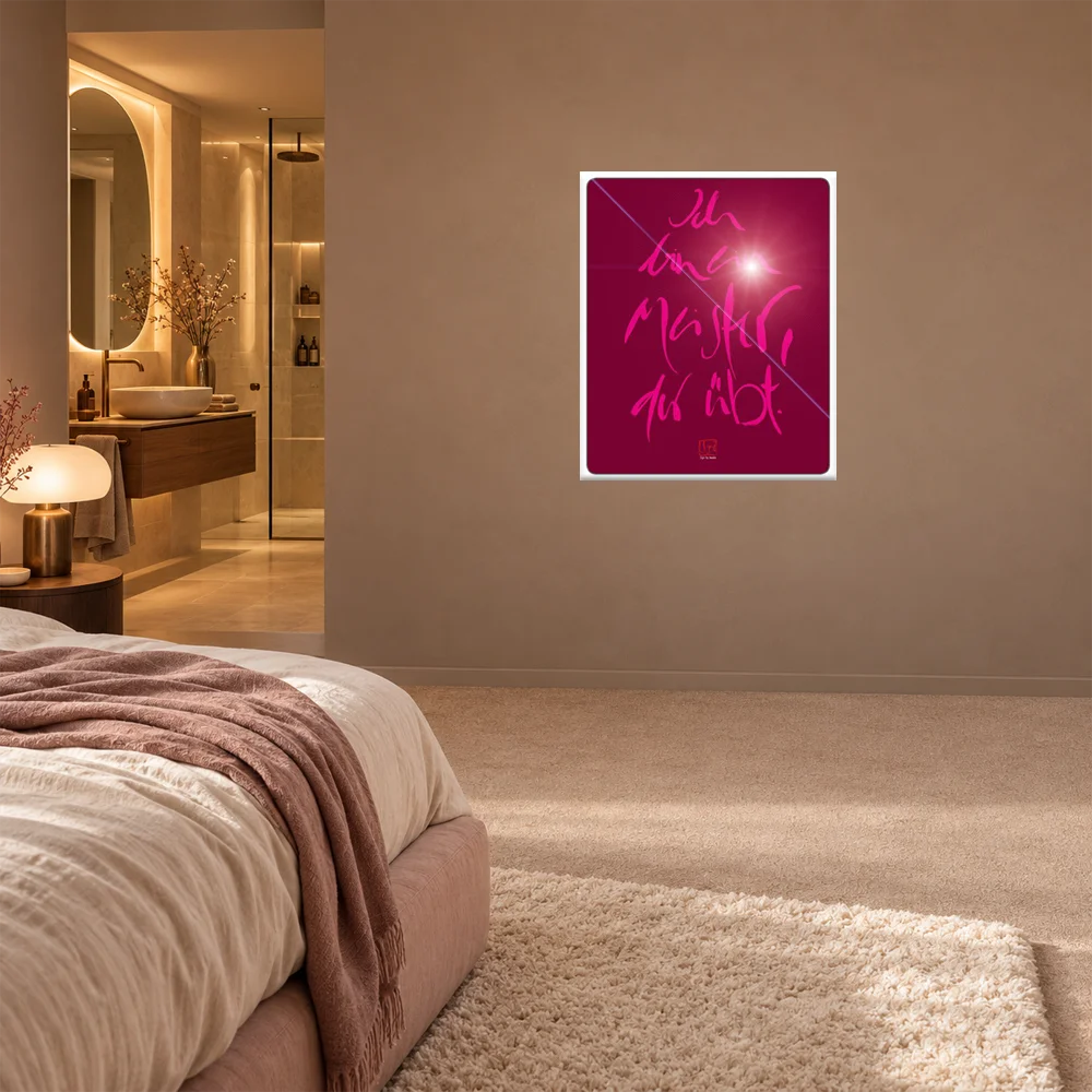 Spruchposter mit Affirmation "Fotodirektdruck hinter Echtglas" "Sign by Jwala 100x120 cm" „Ich bin ein Meister, der übt“ auf dunkel-violettem Hintergrund.