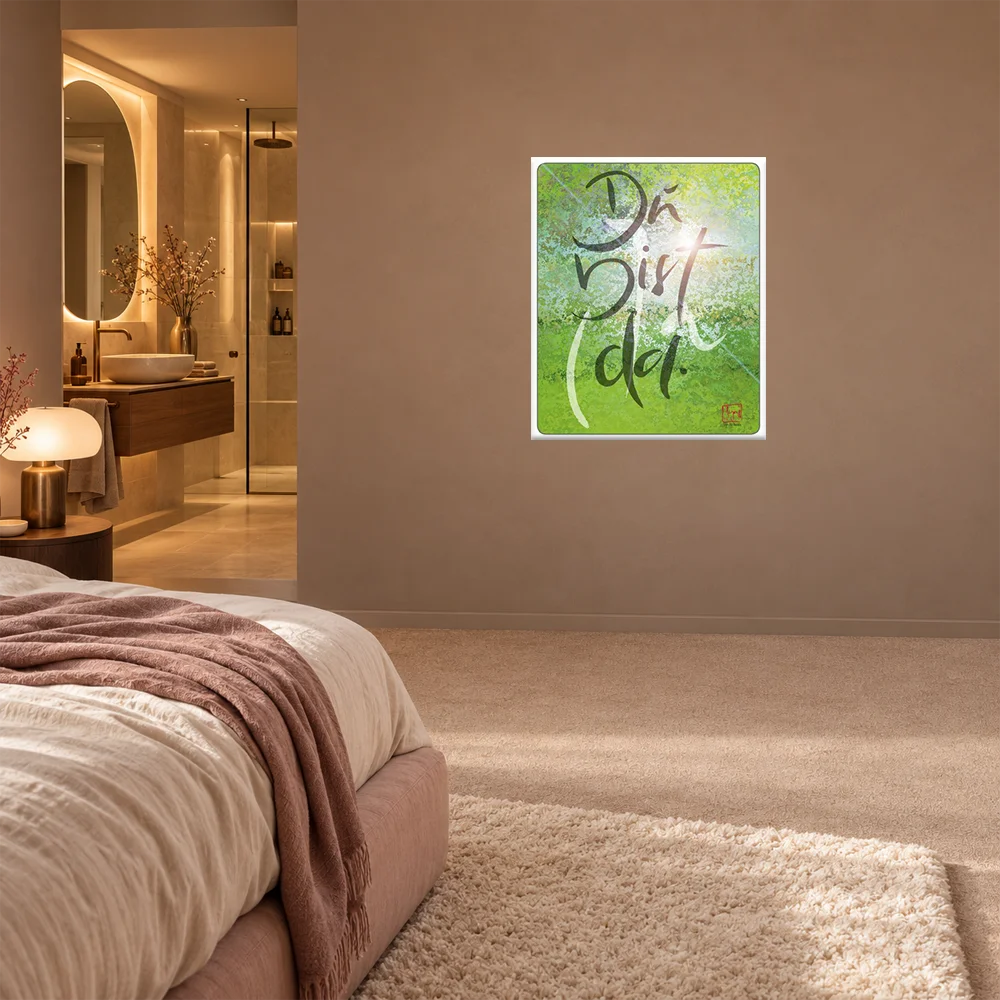 Wandbild "Fotodirektdruck hinter Echtglas" mit dem Sign by Jwala 100x120 cm „Du bist da (da)“ vor grünem Waldmotiv an Beigewand.